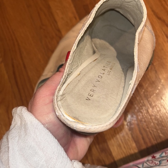 Very Volatile cream color leather mules with low heel size 8 - Picture 11 of 12